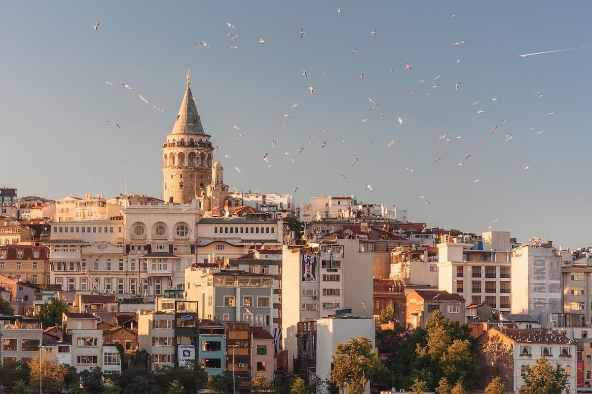 Türkiye'de Araç Kiralama: Bölge Bölge Rehber ve Rota Önerileri